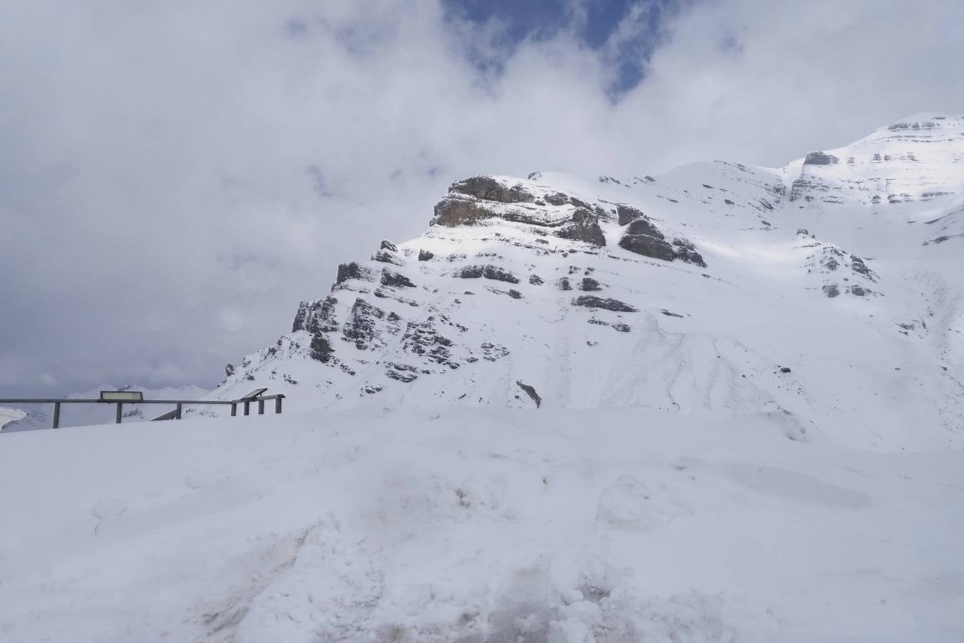 Los temporales de las últimas semanas han transformado los paisajes del interior de la región, que aparecen cubiertos por una espesa capa de nieve.