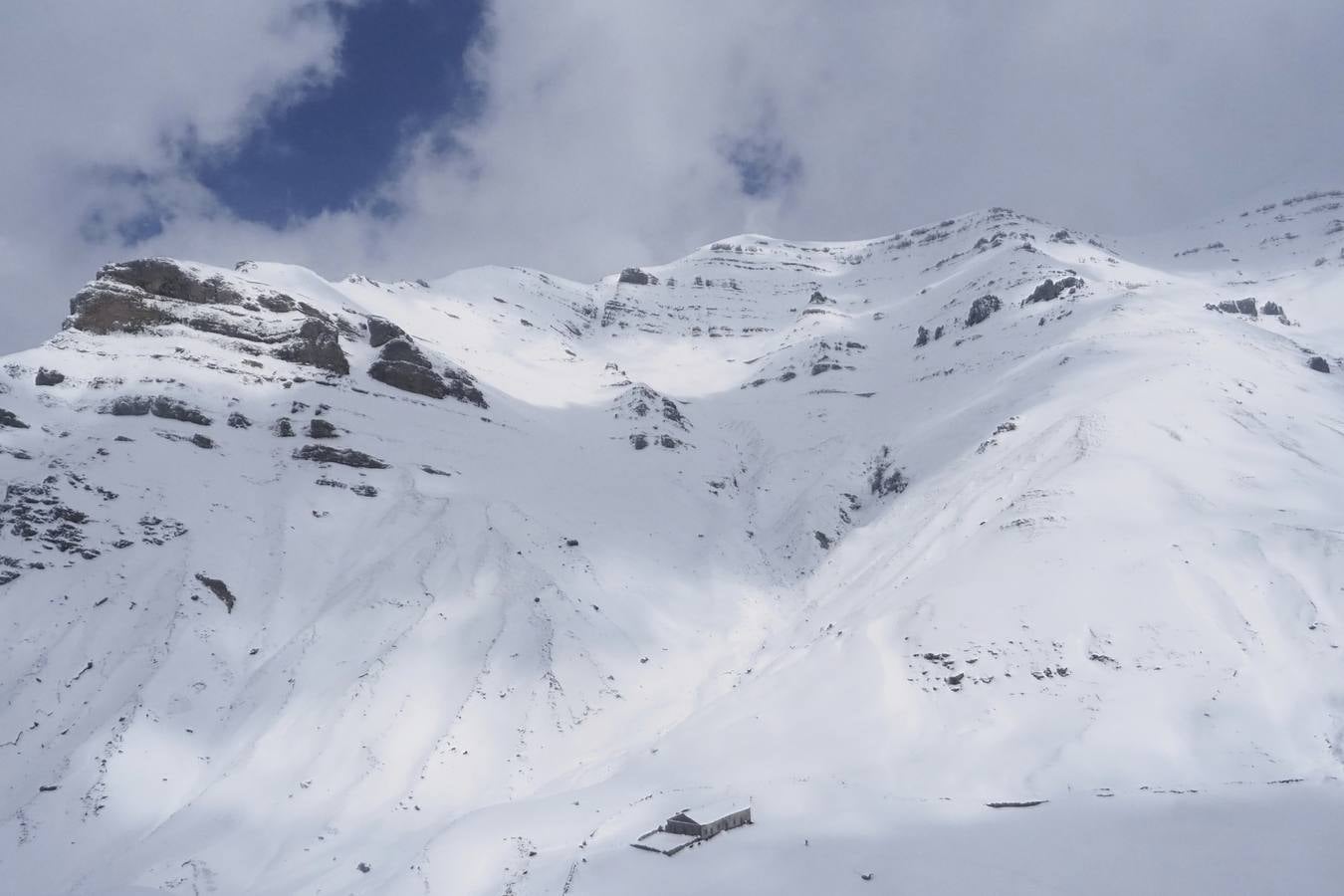 Los temporales de las últimas semanas han transformado los paisajes del interior de la región, que aparecen cubiertos por una espesa capa de nieve.