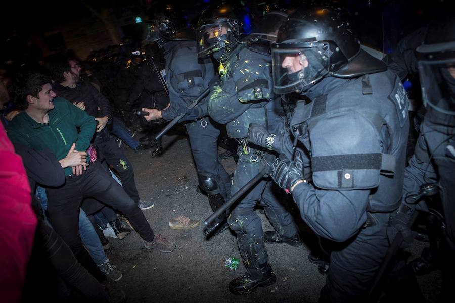 Un total de 22 personas han resultado heridas leves y dos con prónostico menos grave este viernes por la noche durante la movilización contra el encarcelamiento de políticos soberanistas en la zona de la Delegación del Gobierno en Cataluña.