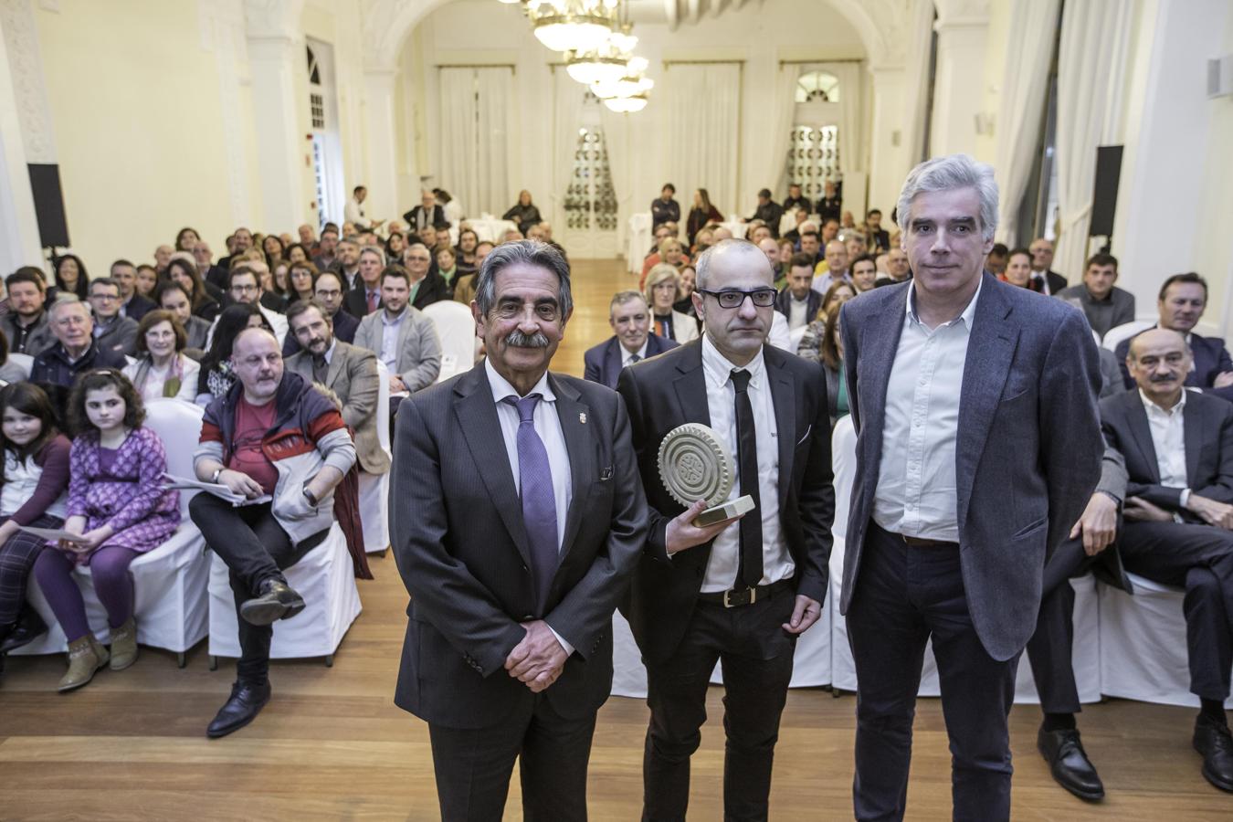 Fotos: El dibujante Íñigo Ansola recibe el Premio Bahía Sur Cultural