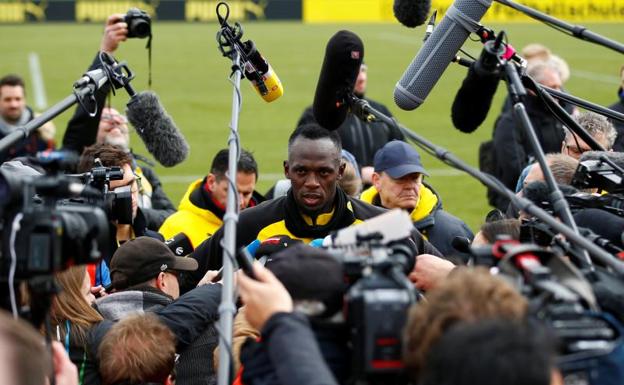 Usain Bolt atiende a la prensa tras su entrenamiento con el Dortmund. 