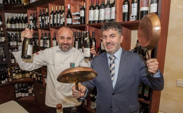 Quique Muñoz y Rafael Prieto, en la bodega del restaurante, donde se ‘custodian’ más de quinientas referencias de vinos.