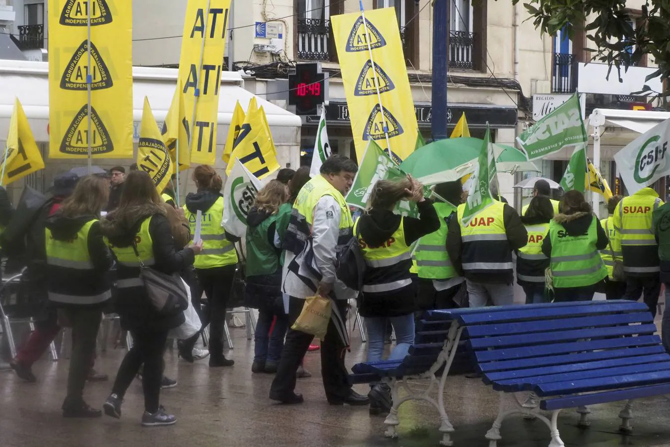 Fotos: Manifestación en Santander de trabajadores del Servicio de Urgencias de Atención Primaria (SUAP) y del 061
