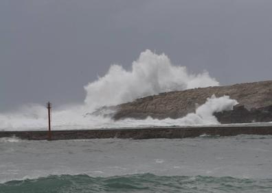 Imagen secundaria 1 - El temporal, en la costa. Imágenes en Suances.