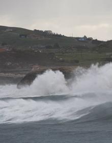 Imagen secundaria 2 - El temporal, en la costa. Imágenes en Suances.