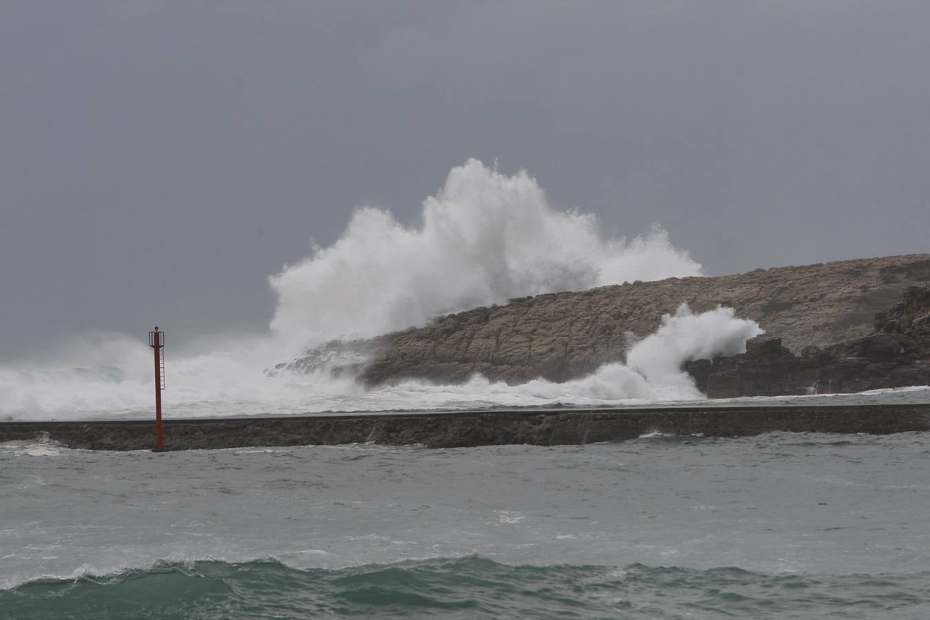 Fotos: La costa cántabra muestra su bravura