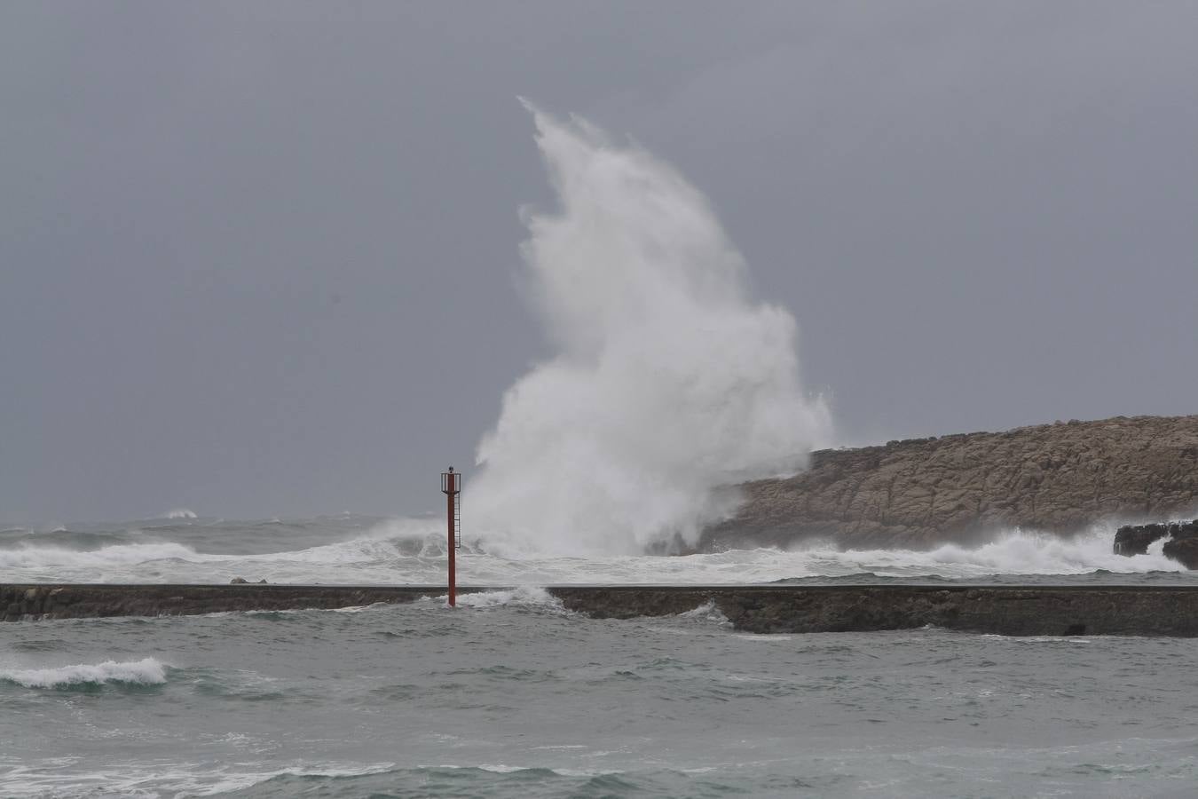 Fotos: La costa cántabra muestra su bravura