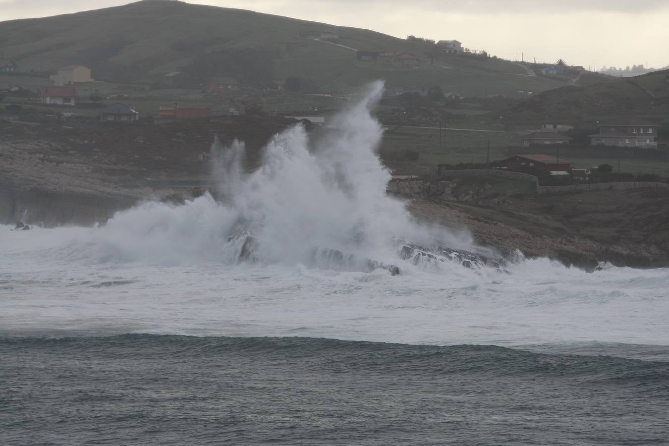 Fotos: La costa cántabra muestra su bravura