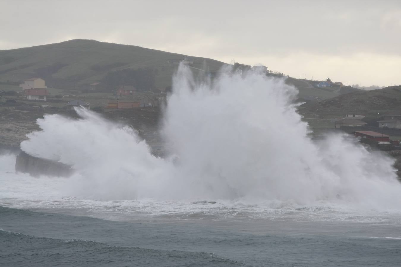 Fotos: La costa cántabra muestra su bravura