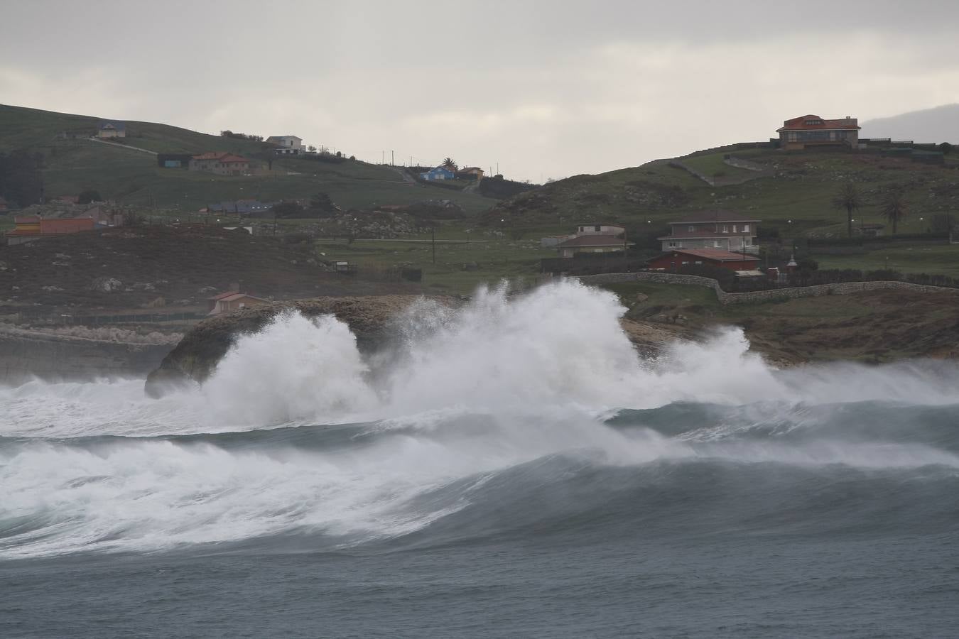 Fotos: La costa cántabra muestra su bravura