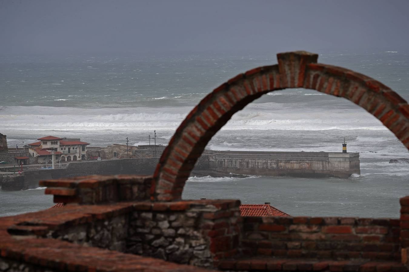 Fotos: La costa cántabra muestra su bravura