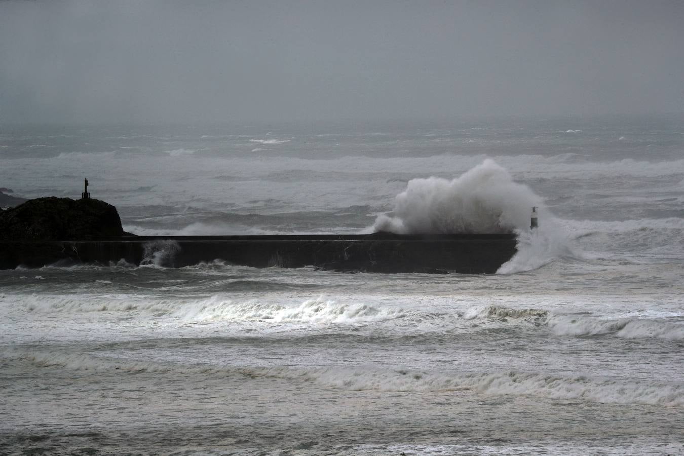 Fotos: La costa cántabra muestra su bravura