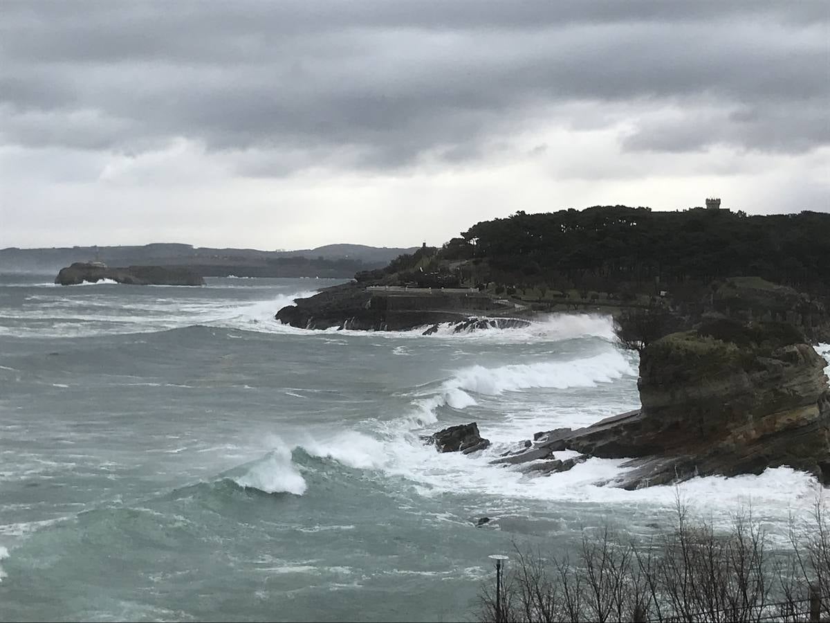 Fotos: El Sardinero se blinda ante la alerta roja por grandes olas y vientos fuertes