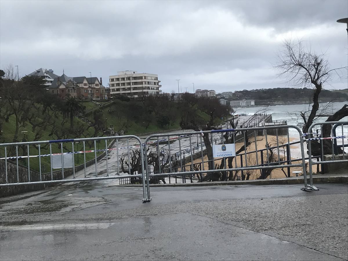 Fotos: El Sardinero se blinda ante la alerta roja por grandes olas y vientos fuertes