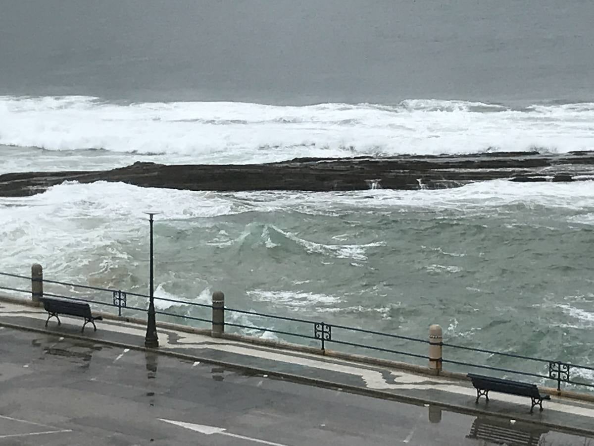 Fotos: El Sardinero se blinda ante la alerta roja por grandes olas y vientos fuertes