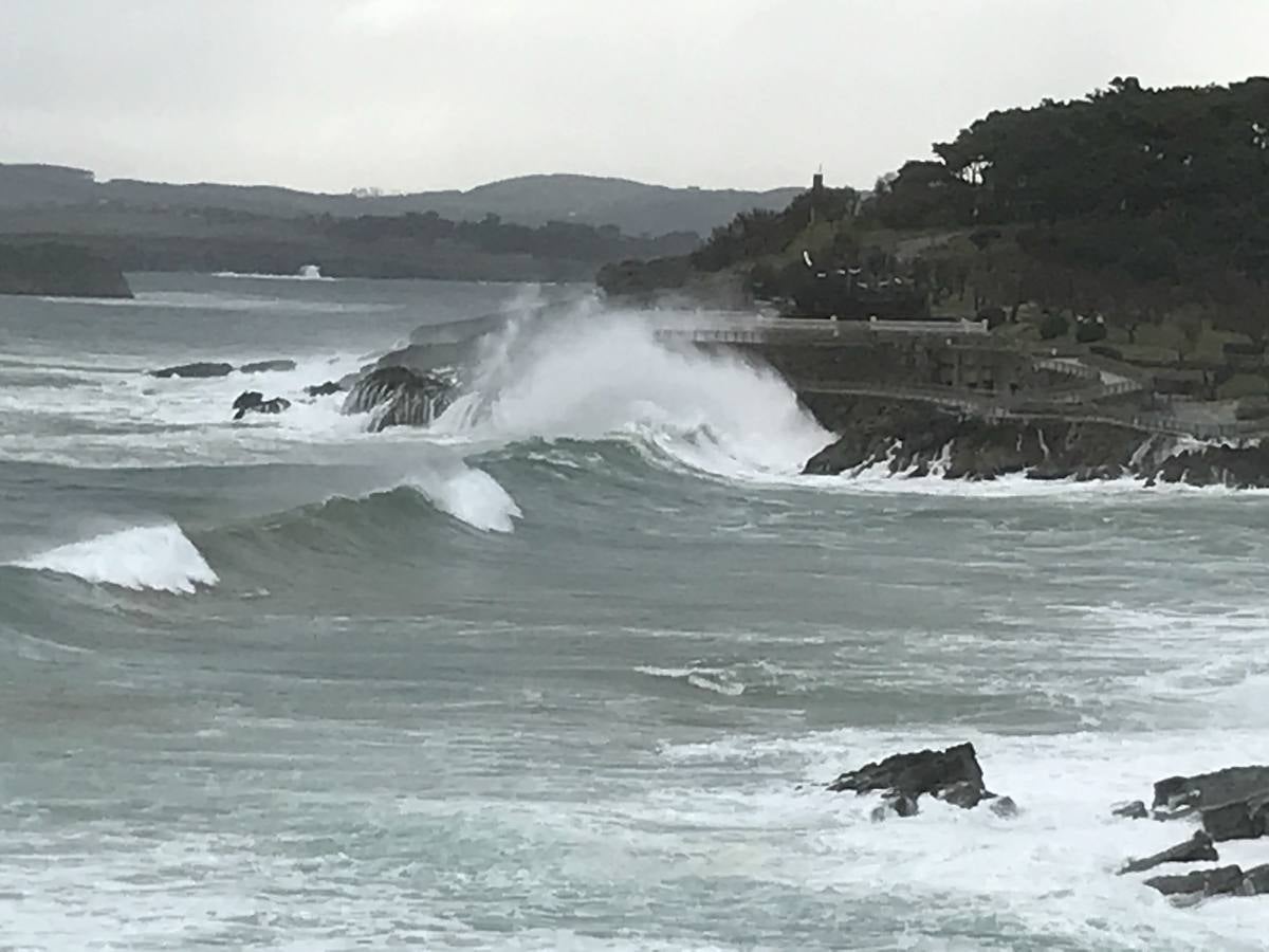 Fotos: El Sardinero se blinda ante la alerta roja por grandes olas y vientos fuertes