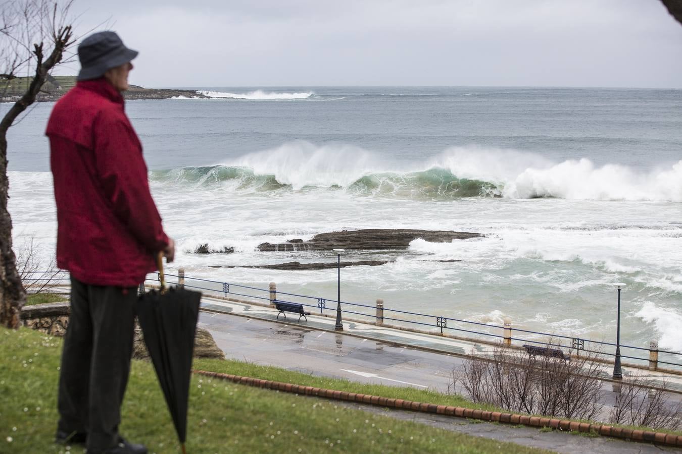 Fotos: El Sardinero se blinda ante la alerta roja por grandes olas y vientos fuertes