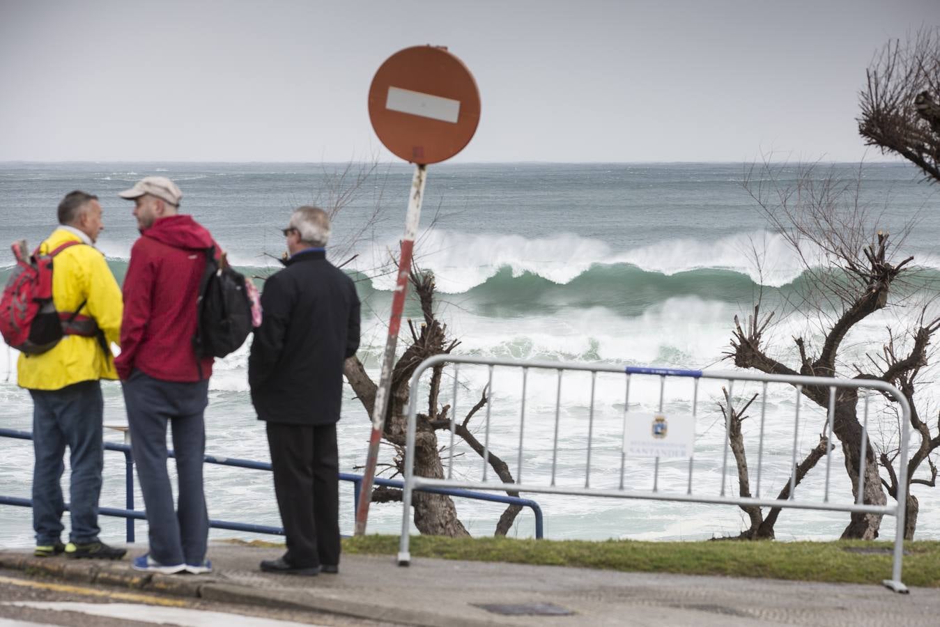 Fotos: El Sardinero se blinda ante la alerta roja por grandes olas y vientos fuertes