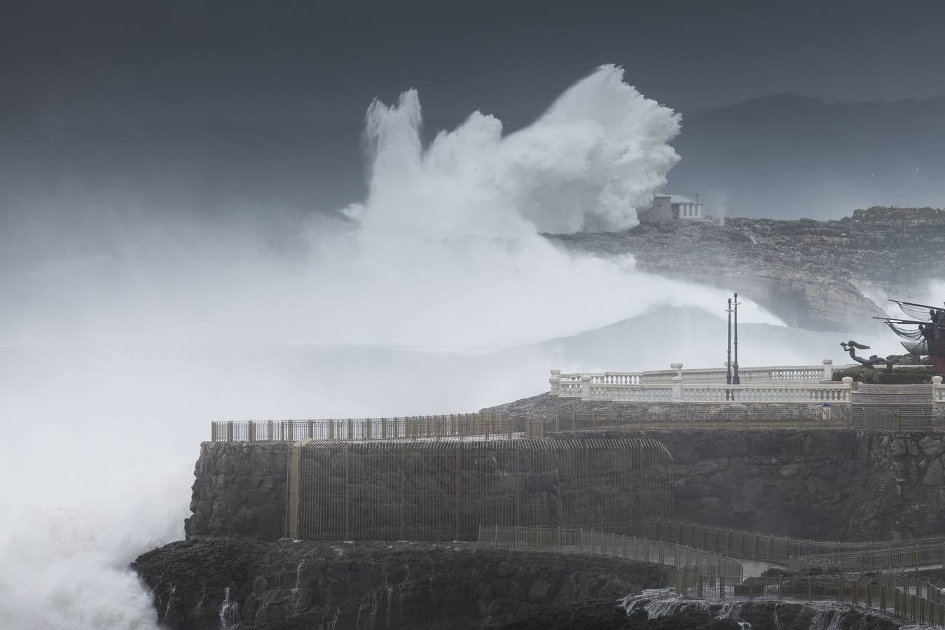 Fotos: El Sardinero se blinda ante la alerta roja por grandes olas y vientos fuertes