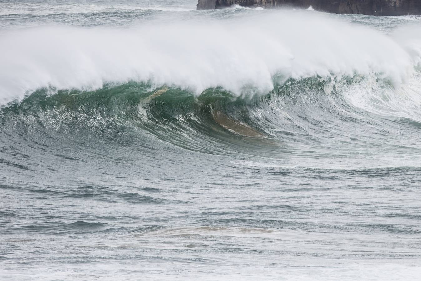 Fotos: El Sardinero se blinda ante la alerta roja por grandes olas y vientos fuertes