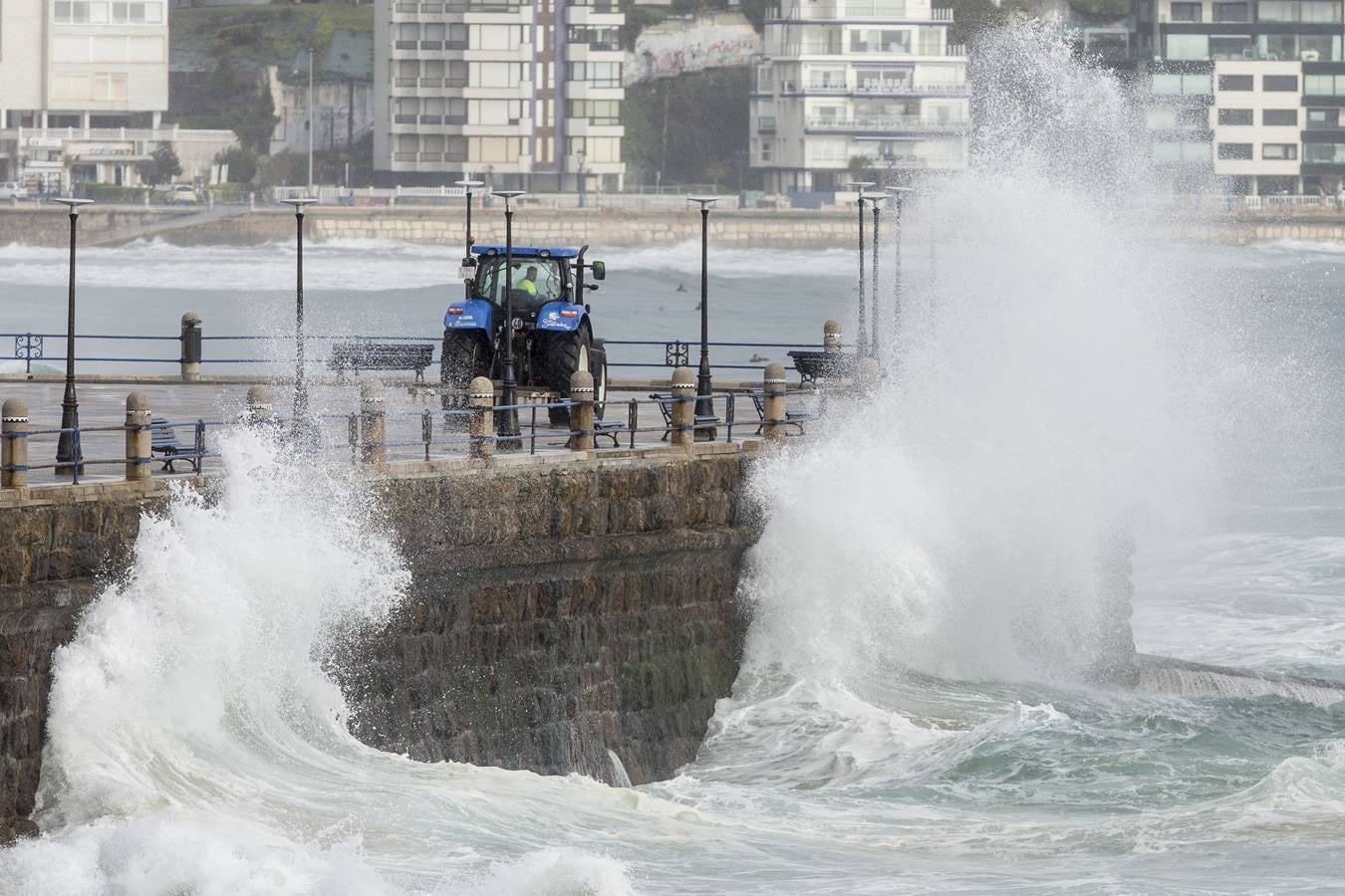 Fotos: El Sardinero se blinda ante la alerta roja por grandes olas y vientos fuertes