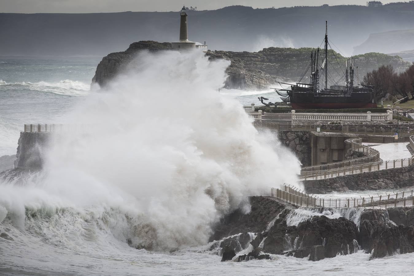 Fotos: El Sardinero se blinda ante la alerta roja por grandes olas y vientos fuertes