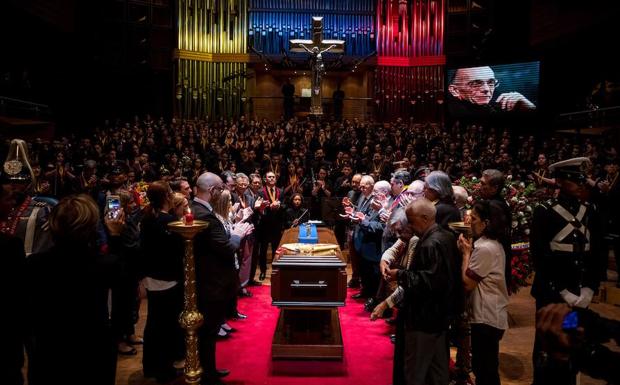 Un grupo de personas toman parte en actos conmemorativos durante el velatorio de Jose Antonio Abreu en Caracas. 