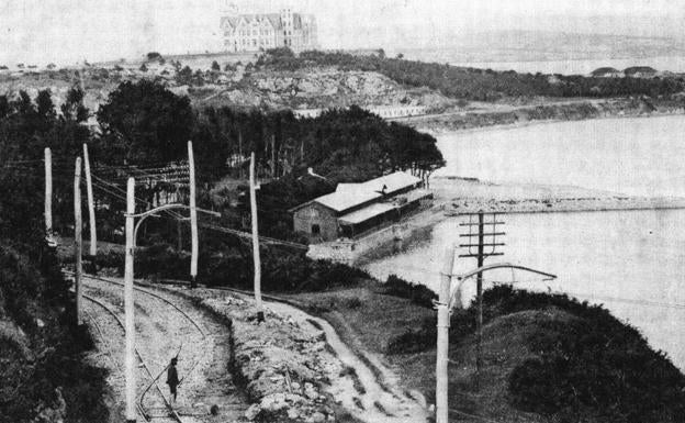 Tarjeta postal. Santander. Sardinero. Vista del Tranvía de la Costa, a su paso por La Magdalena, 1913.