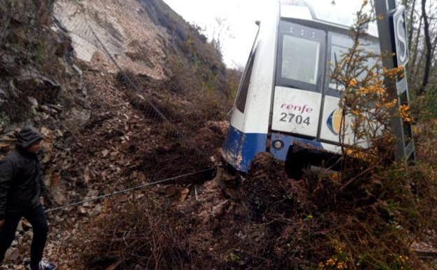 Tren accidentado entre Arriondas y el apeadero de Fuentes.