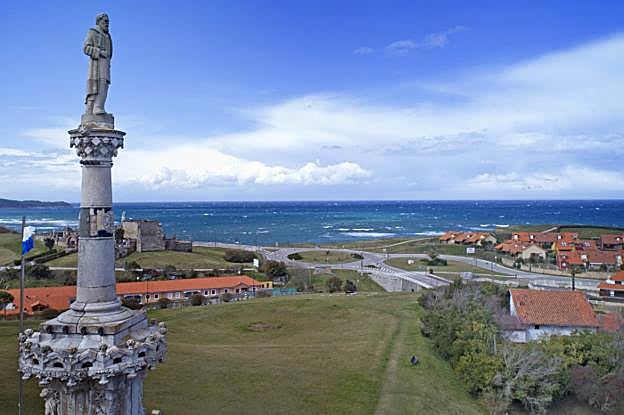 Vista de una de las rotondas de Comillas (al fondo) que da acceso a la playa y al municipio de Ruiloba.