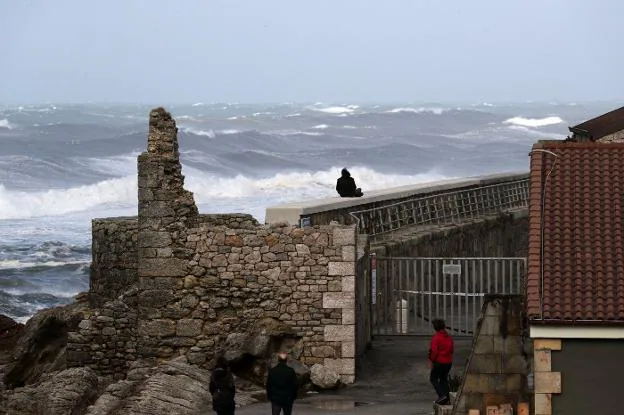 A pesar dela prohibición, la imagen muestra como una persona se adentró el sábado en el rompeolas para ver el oleaje.