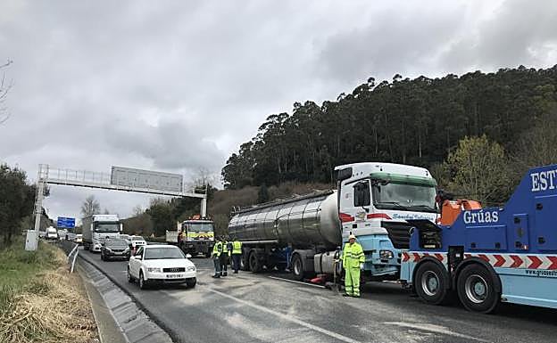 Imagen captada por las cámaras de la DGT, en la que se percibe el atasco.