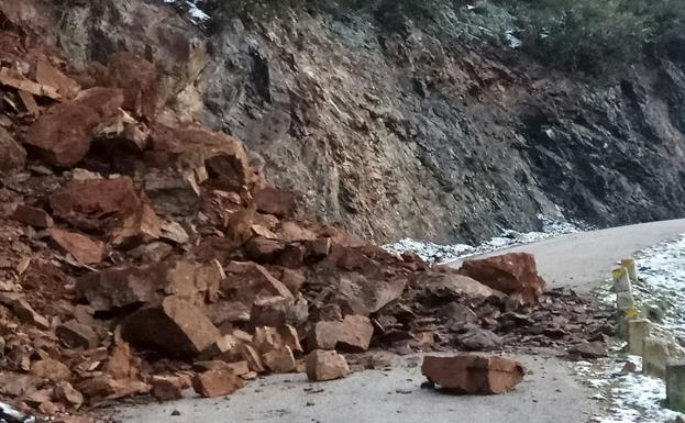 Un fuerte argayo corta el acceso al pueblo lebaniego de Yebas