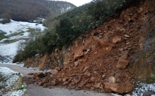 Imagen principal - Un fuerte argayo corta el acceso al pueblo lebaniego de Yebas