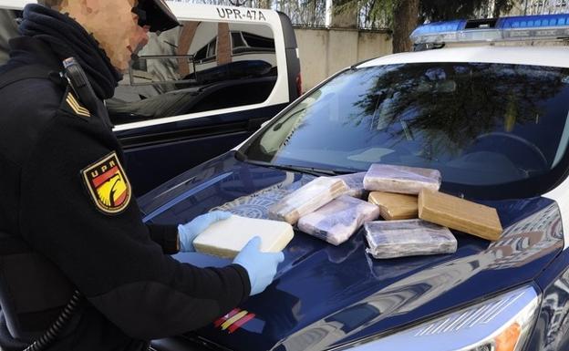 Los paquetes de cocaína que llevaba el joven en el maletero del coche.