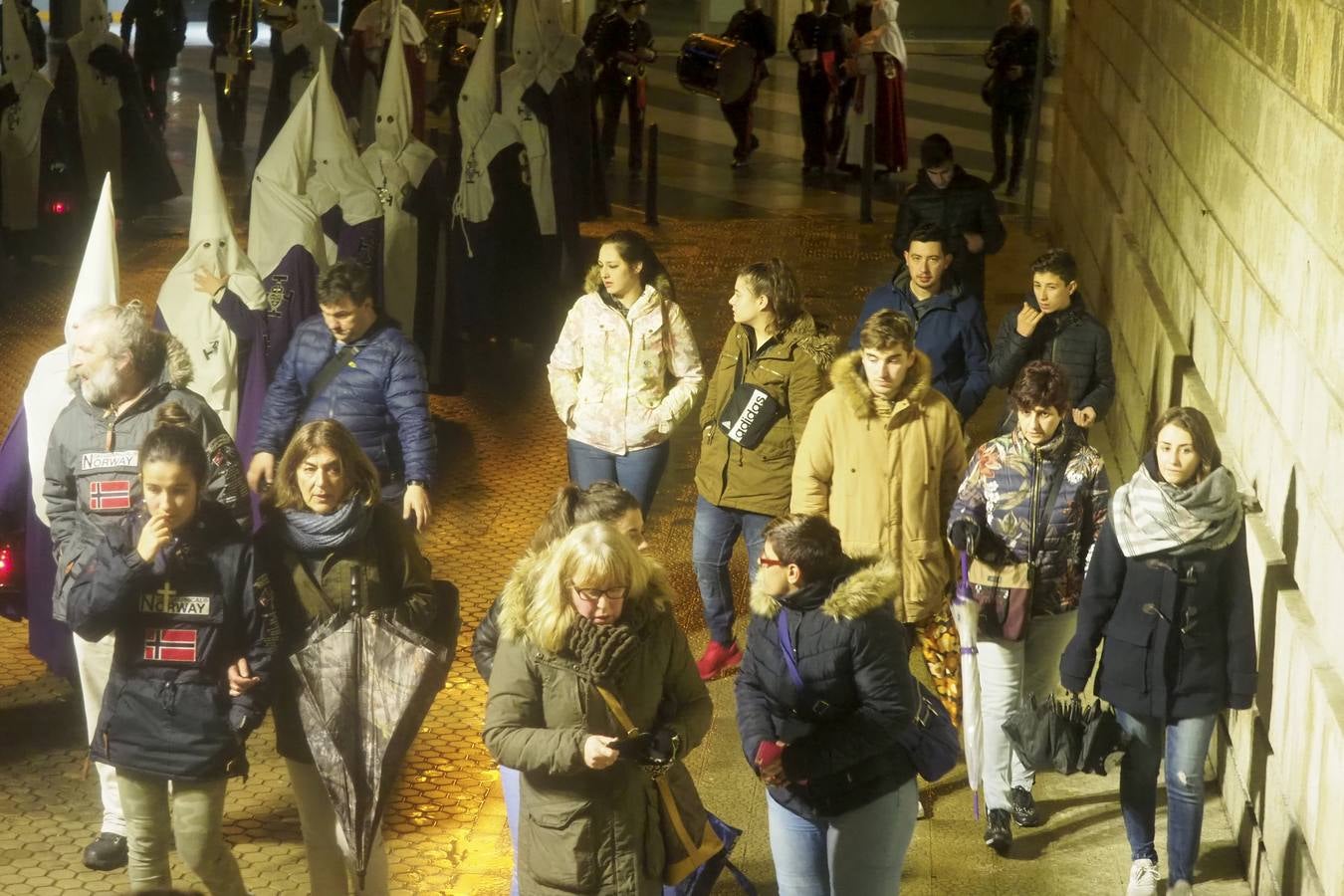 La procesión de La oración de Jesús en el Huerto de los Olivos procesionó la noche de lunes santo por las calles de Santander. Partió, como siempre, desde la parroquia de San Miguel y Santa Gema (Padres Pasionistas) y recorrió las calles Nicolás Salmerón, Madrid, Atilano Rodríguez, Cádiz y plaza de las Farolas, donde, en la carpa, se realizó el acto de la oración. La lluvia impidió el paso de esta procesión por los Jardines de Pereda.