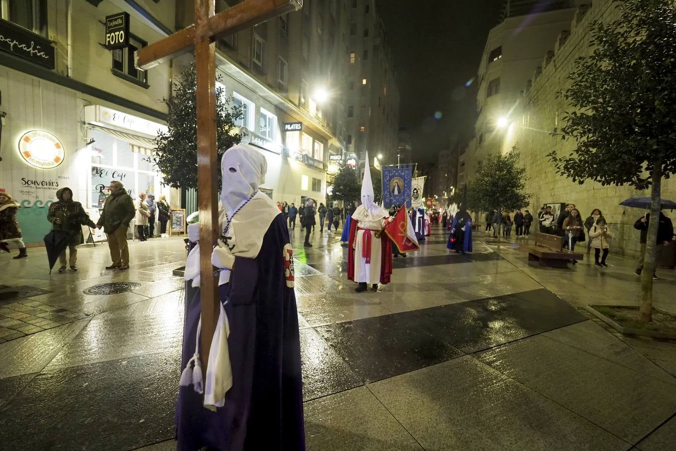 La procesión de La oración de Jesús en el Huerto de los Olivos procesionó la noche de lunes santo por las calles de Santander. Partió, como siempre, desde la parroquia de San Miguel y Santa Gema (Padres Pasionistas) y recorrió las calles Nicolás Salmerón, Madrid, Atilano Rodríguez, Cádiz y plaza de las Farolas, donde, en la carpa, se realizó el acto de la oración. La lluvia impidió el paso de esta procesión por los Jardines de Pereda.