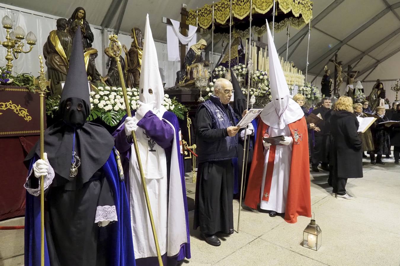 La procesión de La oración de Jesús en el Huerto de los Olivos procesionó la noche de lunes santo por las calles de Santander. Partió, como siempre, desde la parroquia de San Miguel y Santa Gema (Padres Pasionistas) y recorrió las calles Nicolás Salmerón, Madrid, Atilano Rodríguez, Cádiz y plaza de las Farolas, donde, en la carpa, se realizó el acto de la oración. La lluvia impidió el paso de esta procesión por los Jardines de Pereda.