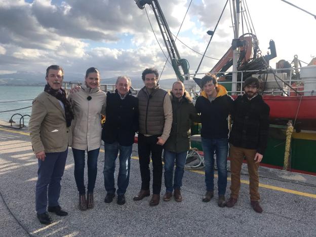 Integrantes de la Cofradía, Pedro Benavent y Tino Sampedro, junto a los tres miembros del jurado de Masterchef. 