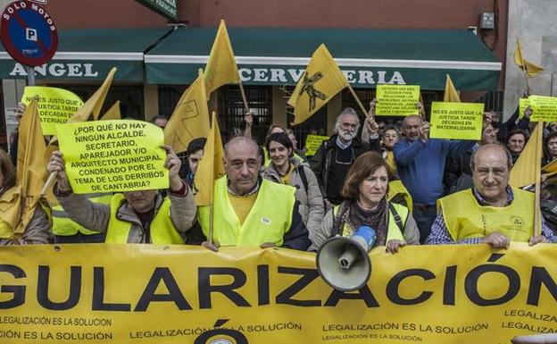 Manifestación del colectivo de afectados por los derribos a las puertas del Gobierno regional.