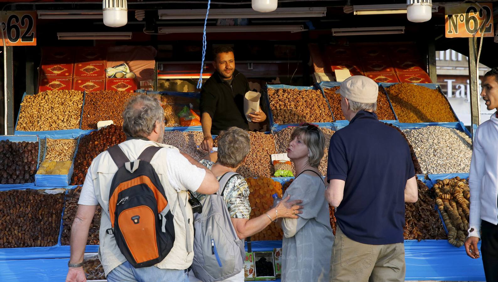 Puesto de frutos secos y dátiles en la plaza de Jemaa el Fna.