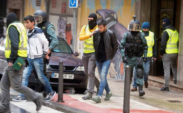 Imagen. Dos de los detenidos en la calle Liébana de Santander.