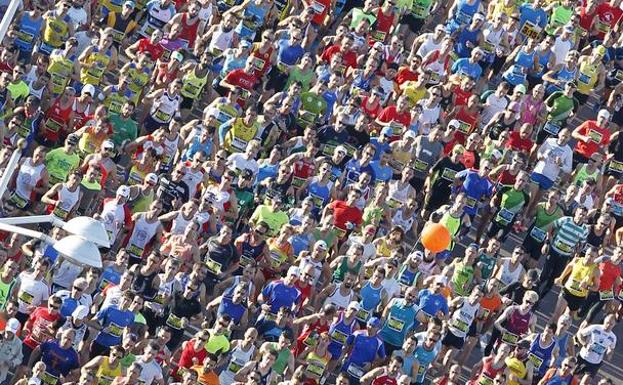 Un nutrido grupo de corredores en la salida del maratón Trinidad Alfonso de Valencia. 