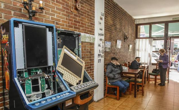 Estado en el que quedaron las máquinas tragaperras tras recibir la visita de los ladrones en el bar Los García. 