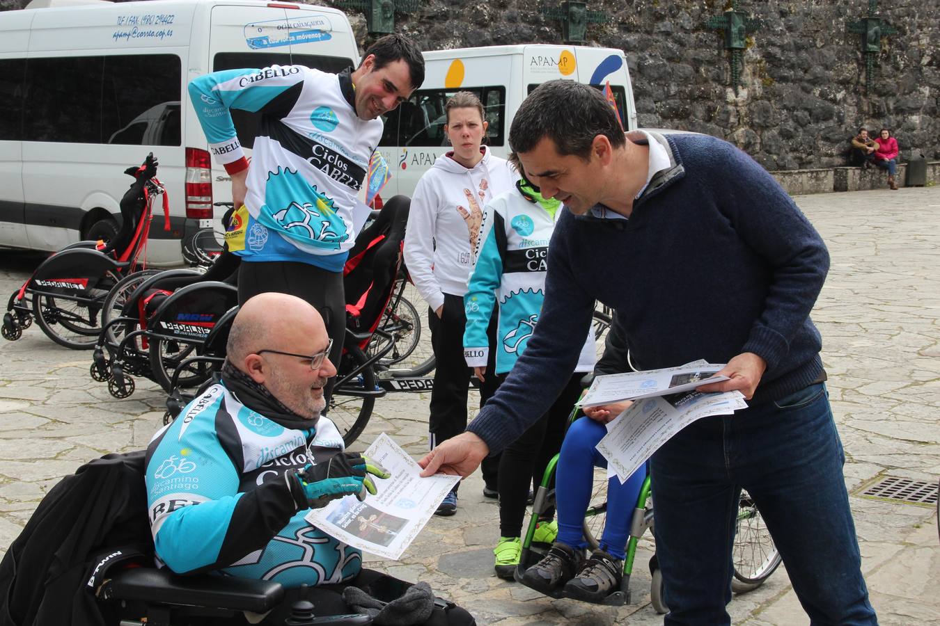 Fotos: Un grupo de personas con discapacidad de Galicia se gana el jubileo en San Toribio