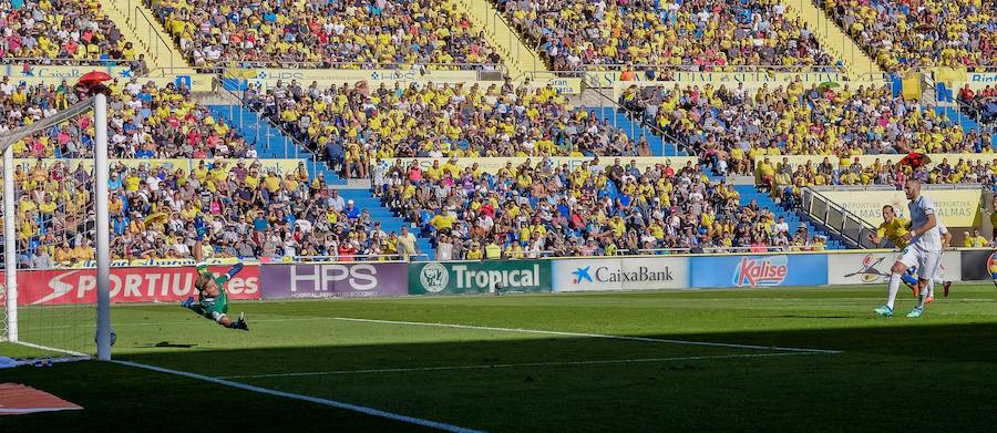 Con la mente puesta en el duelo europeo ante la Juventus y varias rotaciones, el Real Madrid superó a Las Palmas con dos tantos de Gareth Bale y uno de Karim Benzema.