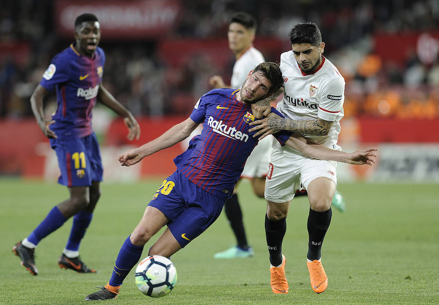 El líder salvó un punto en su visita al Sánchez Pizjuán (2-2) al neutralizar con tantos de Luis Suárez y Messi los goles de Franco Vázquez y Muriel.