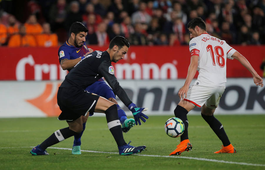 El líder salvó un punto en su visita al Sánchez Pizjuán (2-2) al neutralizar con tantos de Luis Suárez y Messi los goles de Franco Vázquez y Muriel.