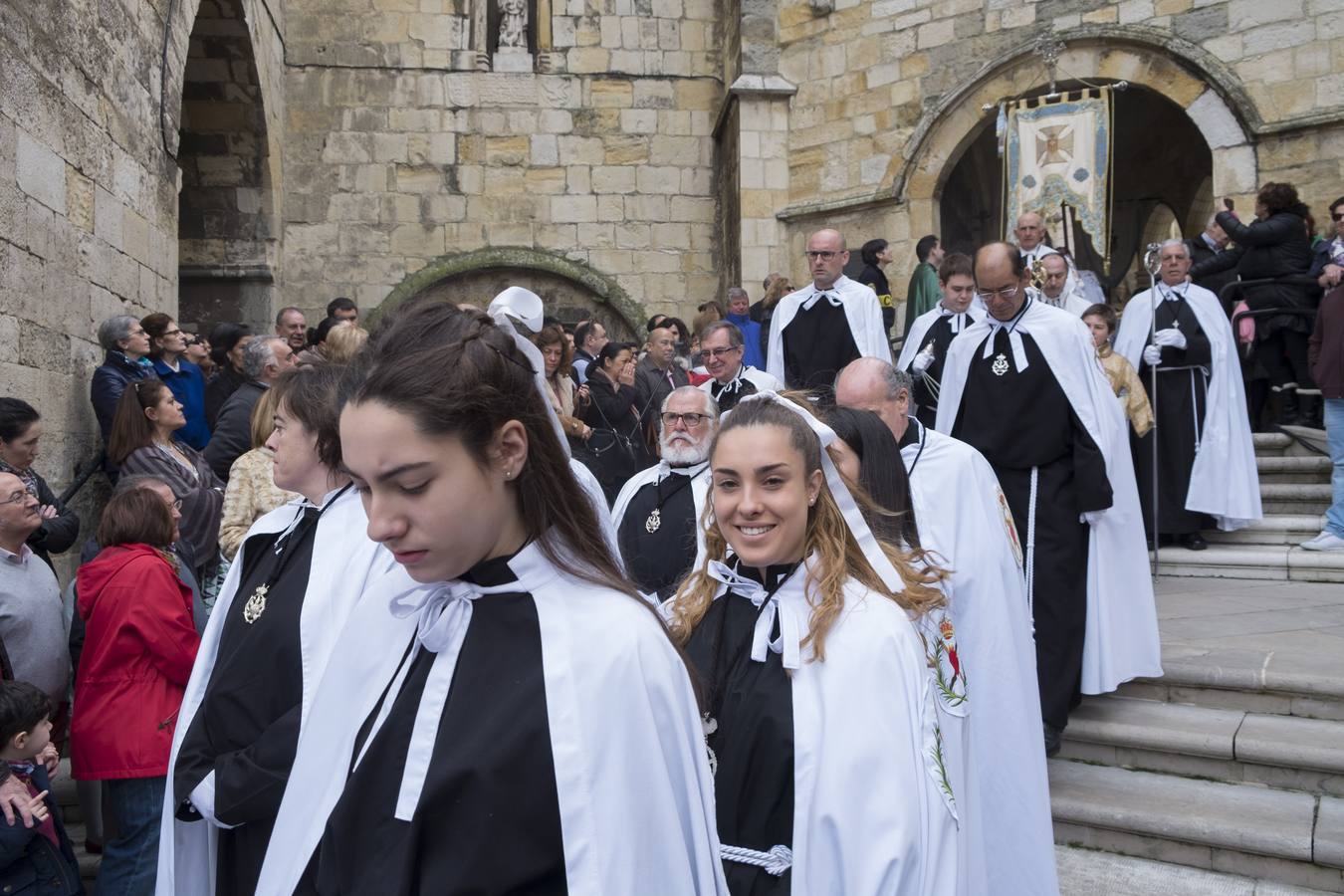 Santander ha puesto fin a su Semana Santan con la última procesión del programa, la del Resucitado. Antes, han procesionado por la ciudad varias hermandades y al mediodía se ha celebrado en la catedral la misa de la Resurrección y el encuentro entre las imágenes de Cristo Resucitado y Virgen Inmaculada Gloriosa.