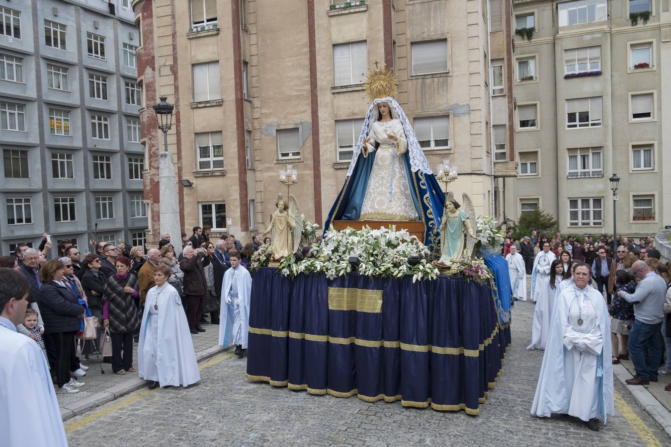 Santander ha puesto fin a su Semana Santan con la última procesión del programa, la del Resucitado. Antes, han procesionado por la ciudad varias hermandades y al mediodía se ha celebrado en la catedral la misa de la Resurrección y el encuentro entre las imágenes de Cristo Resucitado y Virgen Inmaculada Gloriosa.